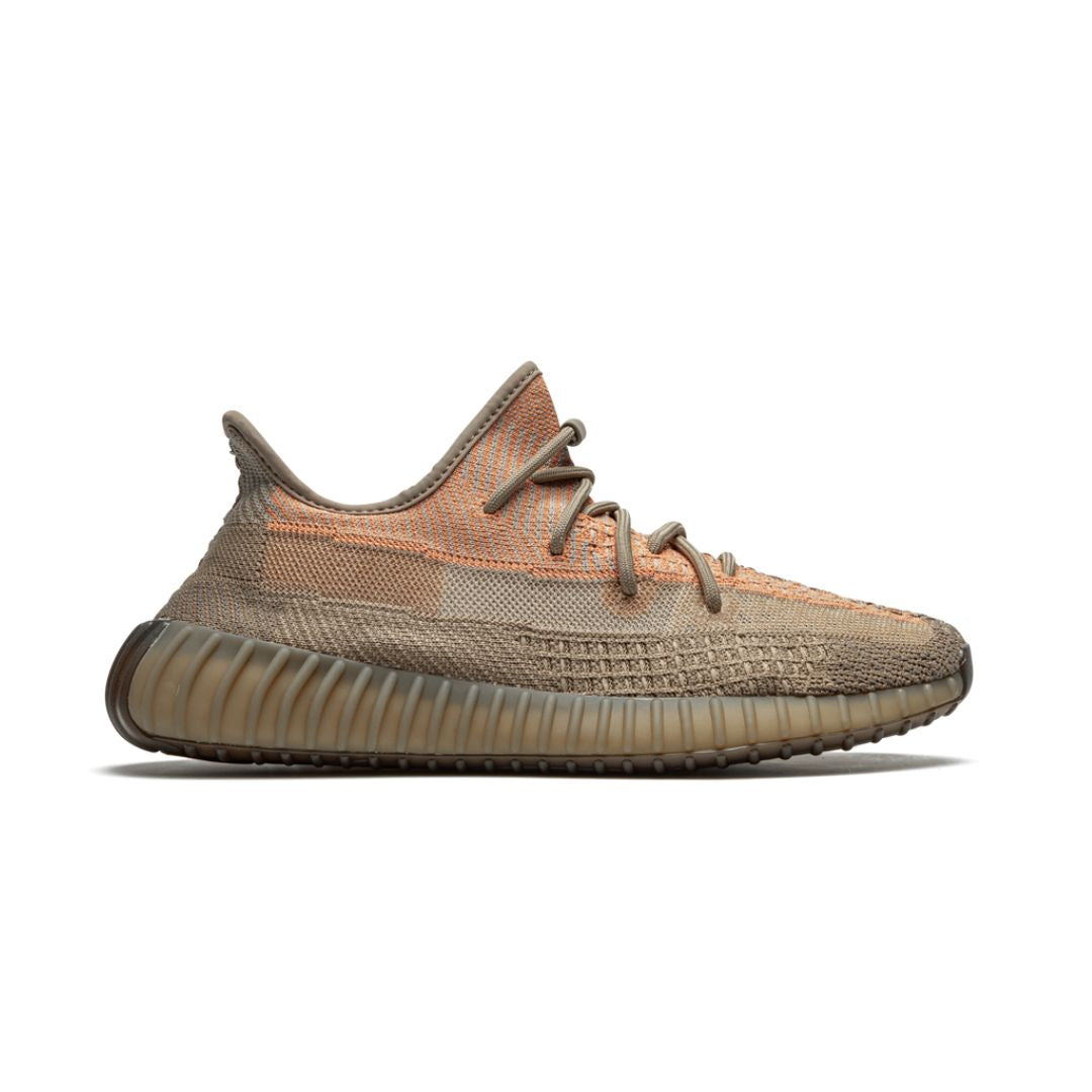 Adidas Yeezy 350 V2 color arena y topo