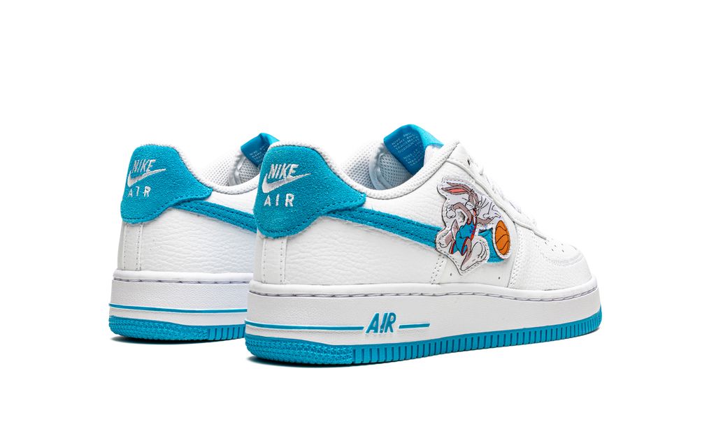 Liebre de Space Jam baja del Air Force 1