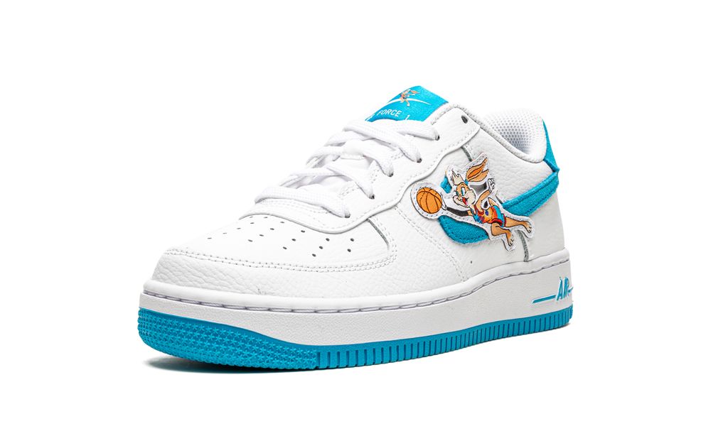Liebre de Space Jam baja del Air Force 1