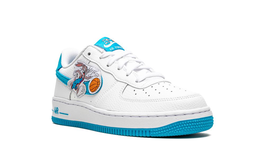 Liebre de Space Jam baja del Air Force 1