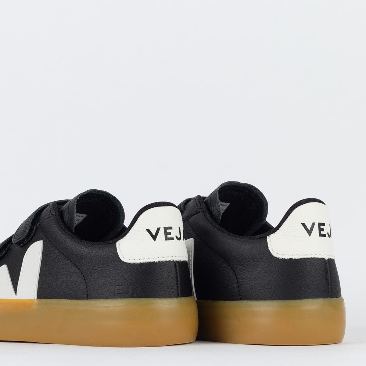 Zapatos Veja con logotipo de Chromefree en cuero negro y blanco