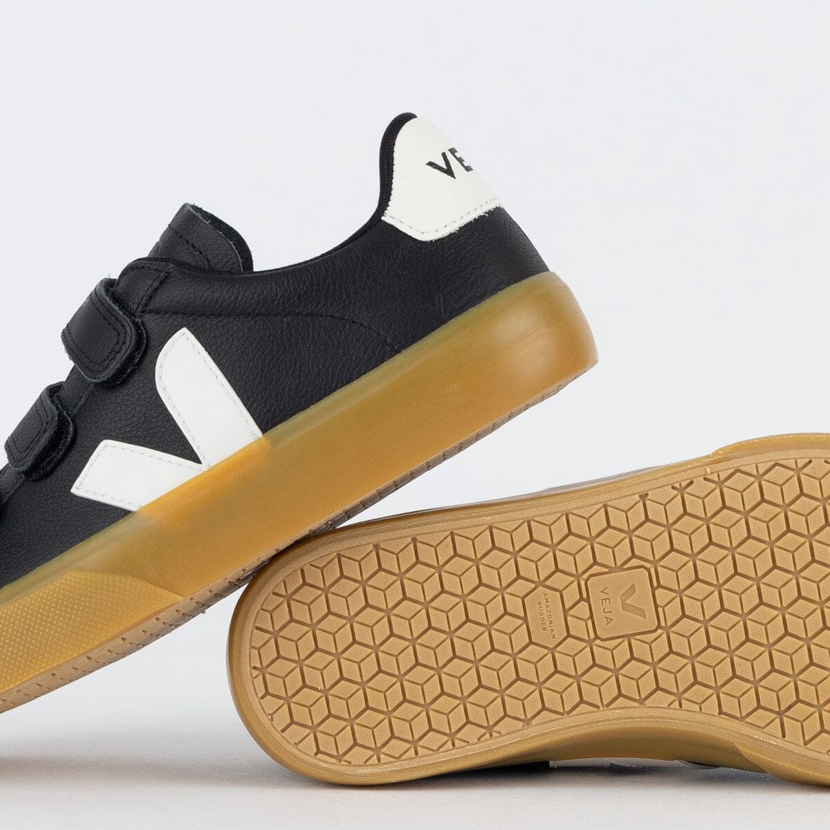 Zapatos Veja con logotipo de Chromefree en cuero negro y blanco