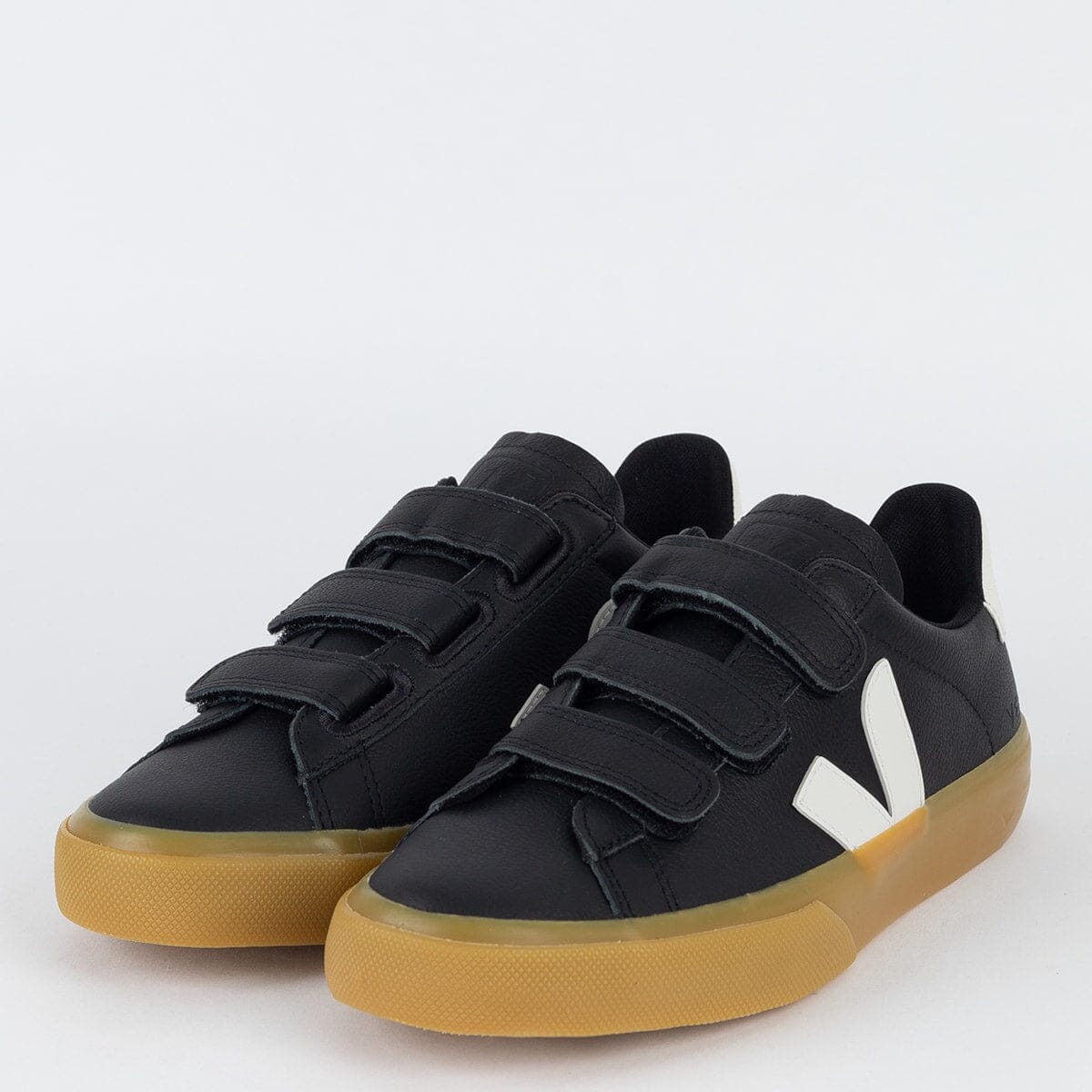 Zapatos Veja con logotipo de Chromefree en cuero negro y blanco