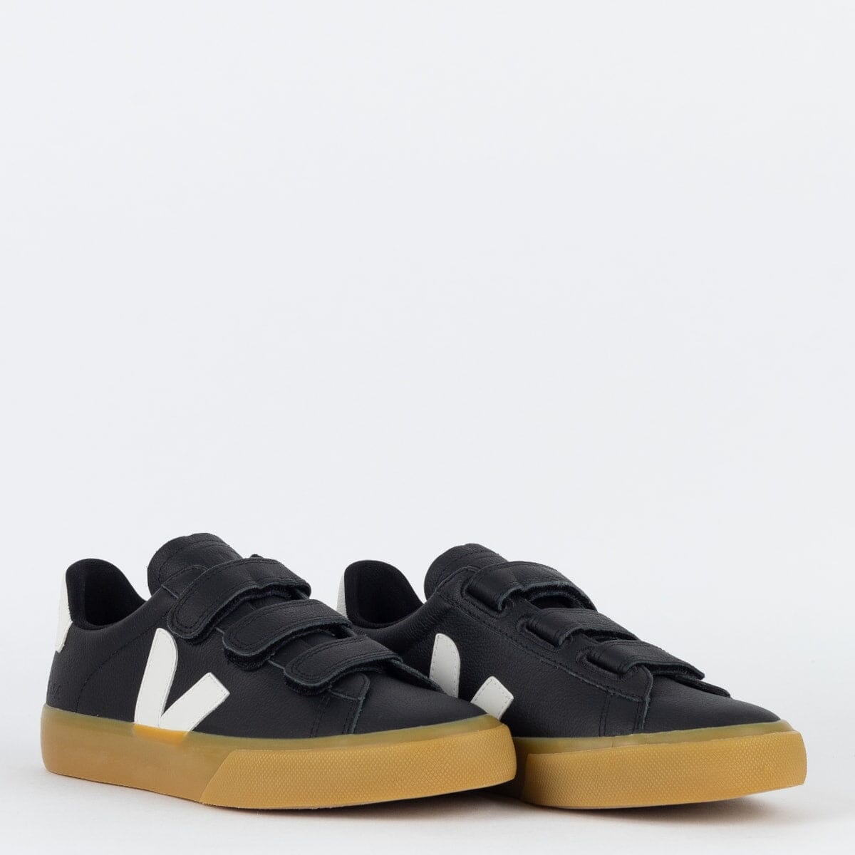 Zapatos Veja con logotipo de Chromefree en cuero negro y blanco