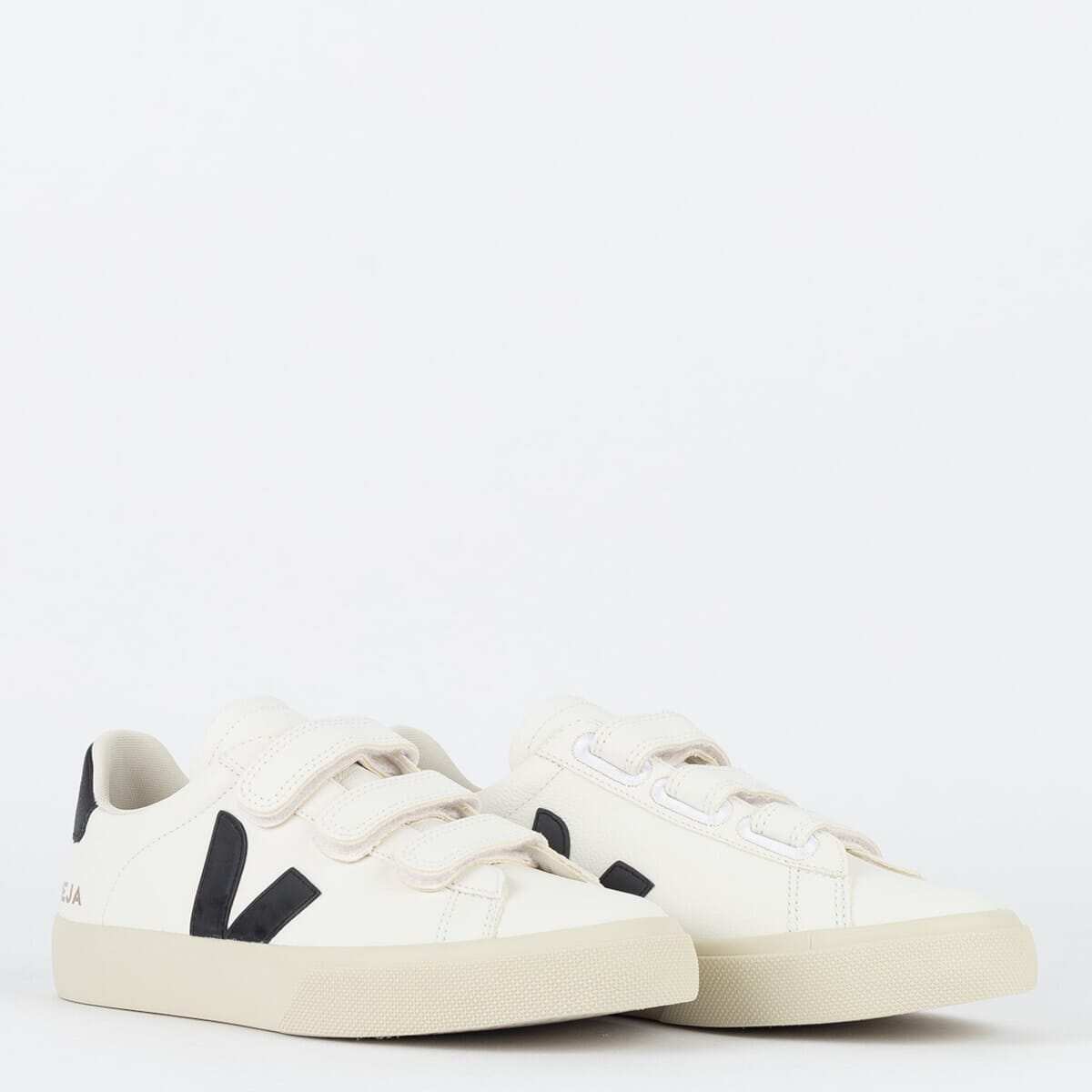 Zapatos Veja con logotipo de Chromefree en cuero extra blanco y negro
