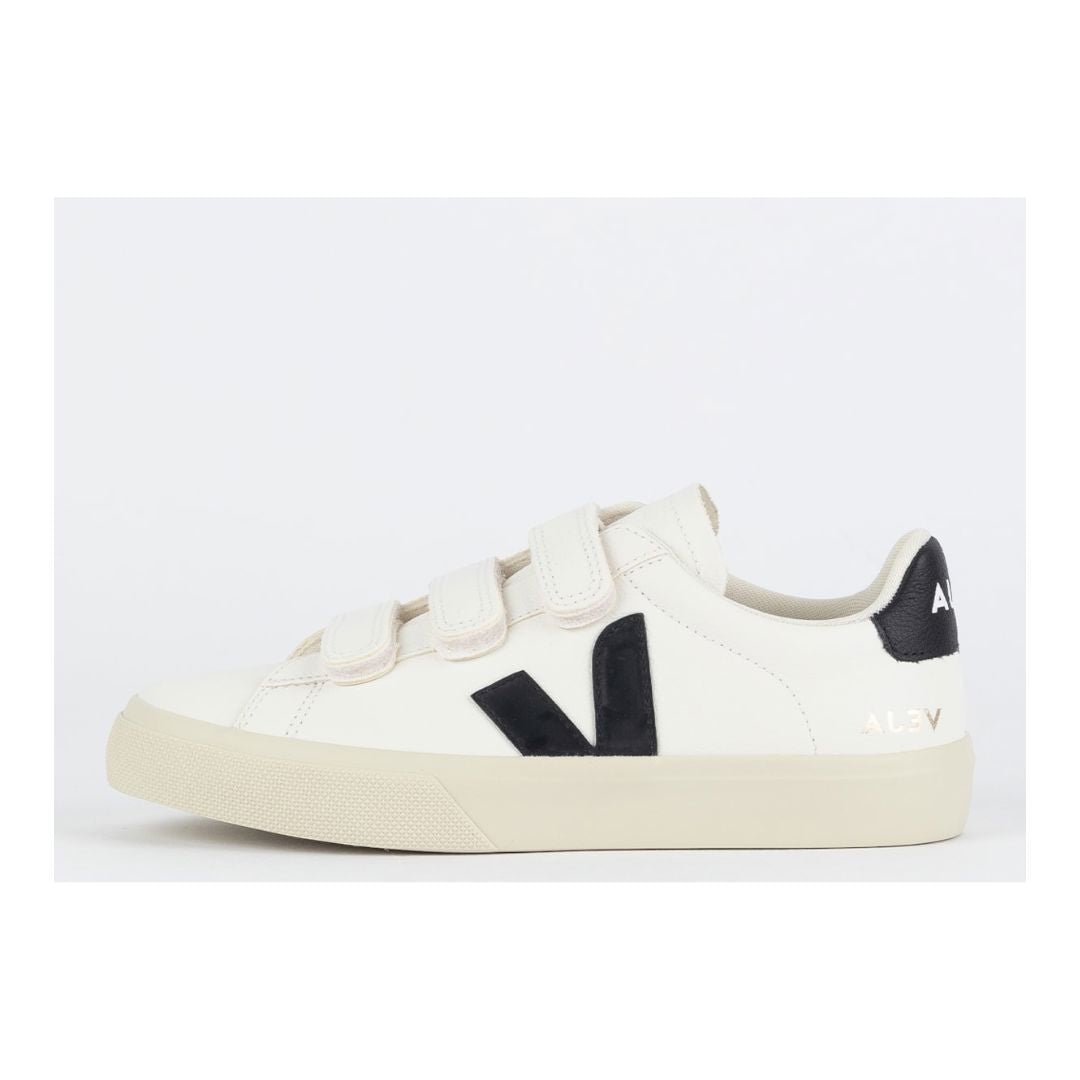 Zapatos Veja con logotipo de Chromefree en cuero extra blanco y negro