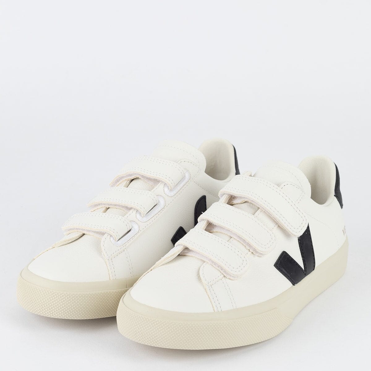 Zapatos Veja con logotipo de Chromefree en cuero extra blanco y negro