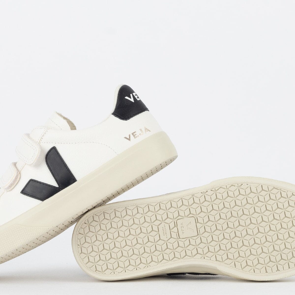 Zapatos Veja con logotipo de Chromefree en cuero extra blanco y negro