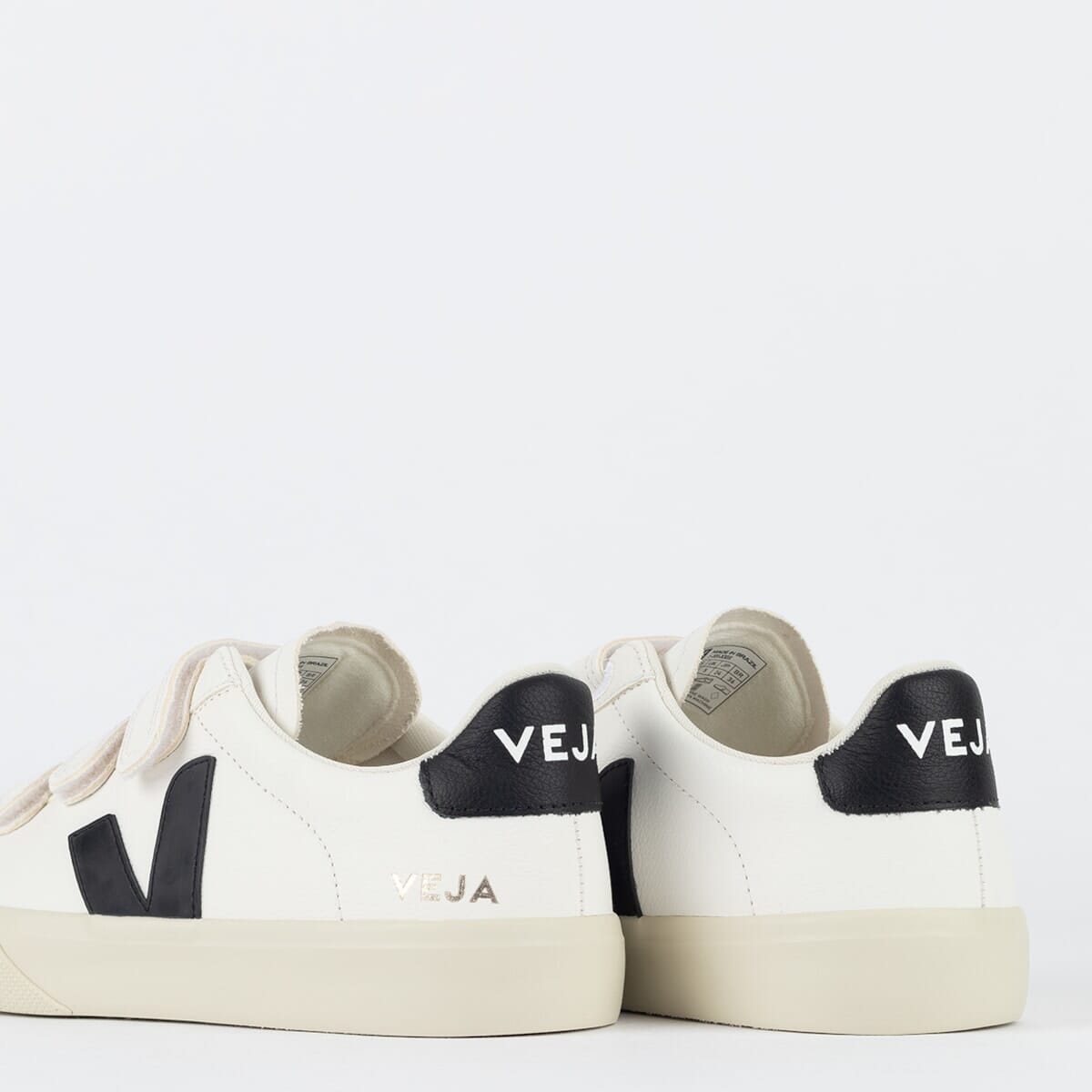 Zapatos Veja con logotipo de Chromefree en cuero extra blanco y negro