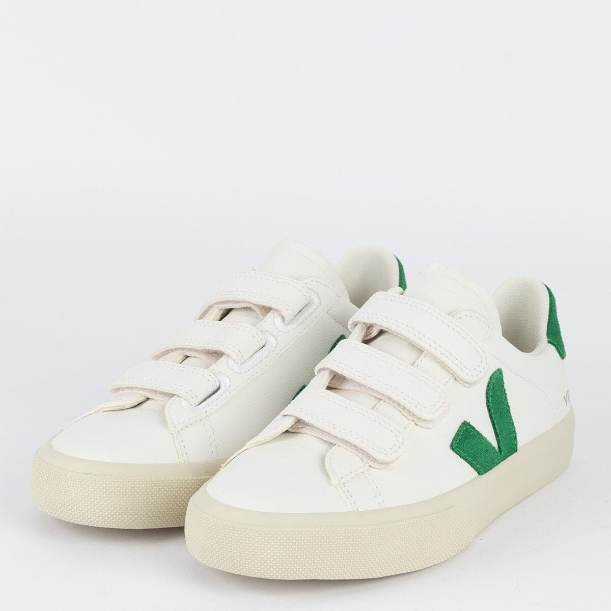 Zapatos Veja con logotipo de cuero Chromefree extra blanco