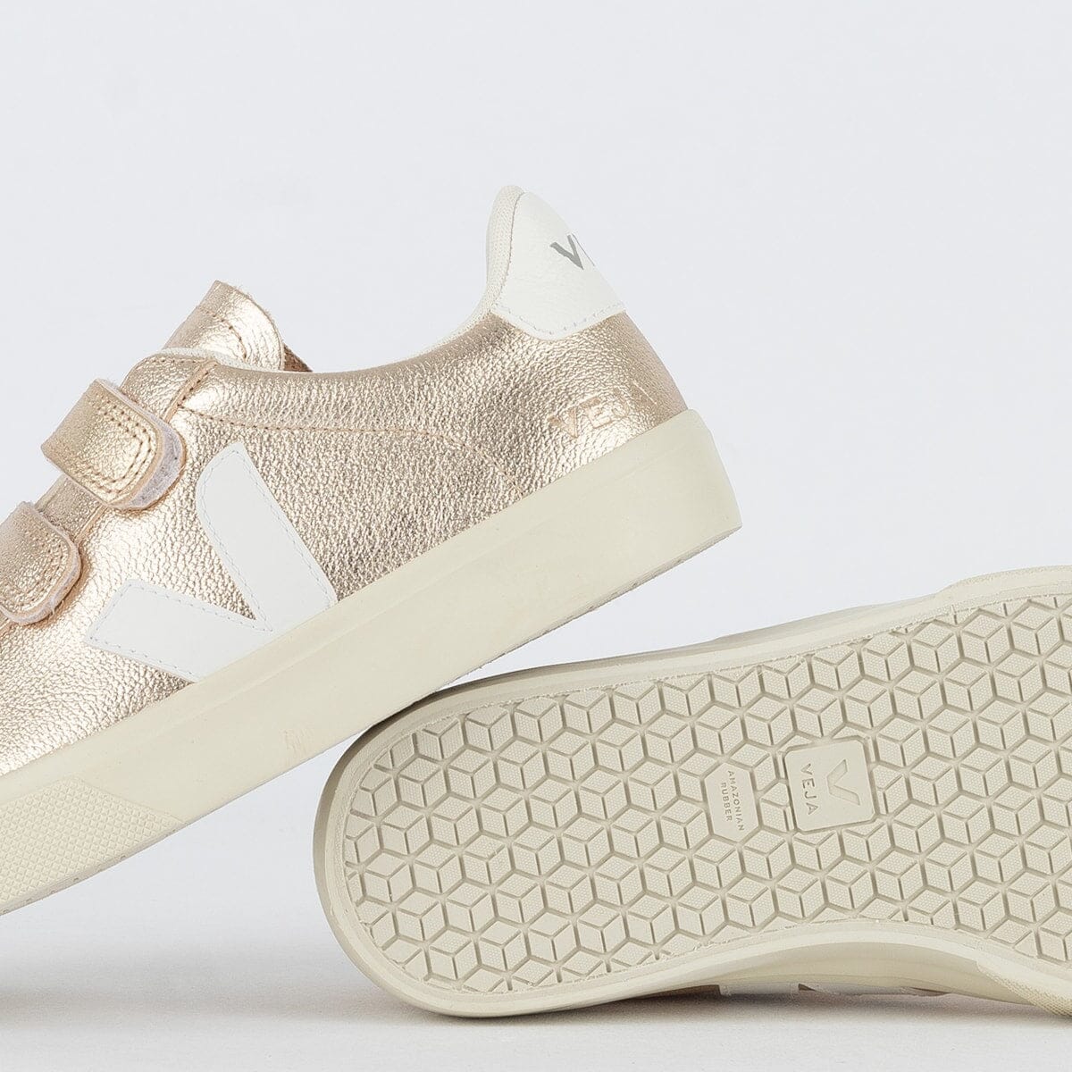 Zapatos Veja con logotipo de Chromefree en piel platino y blanco