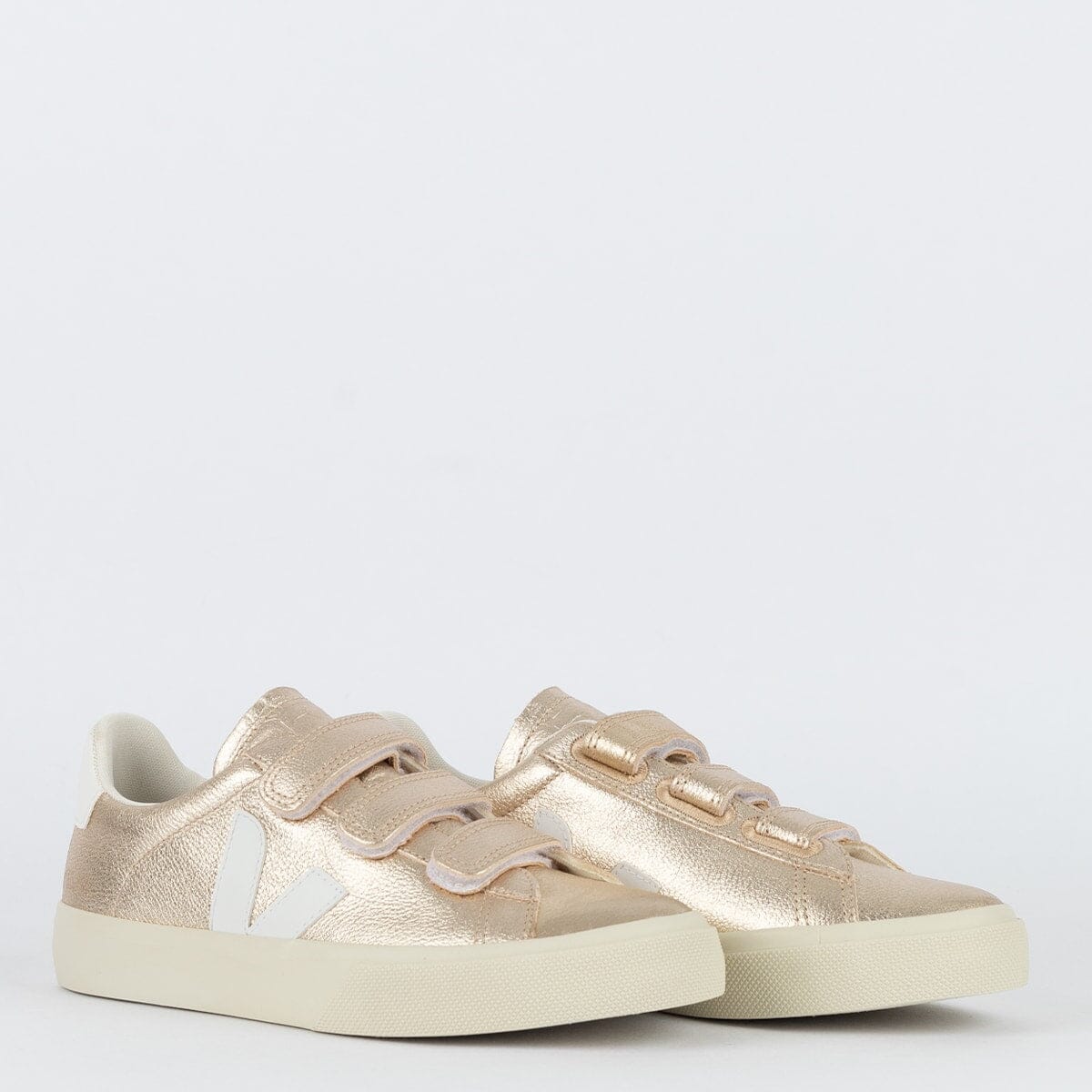 Zapatos Veja con logotipo de Chromefree en piel platino y blanco