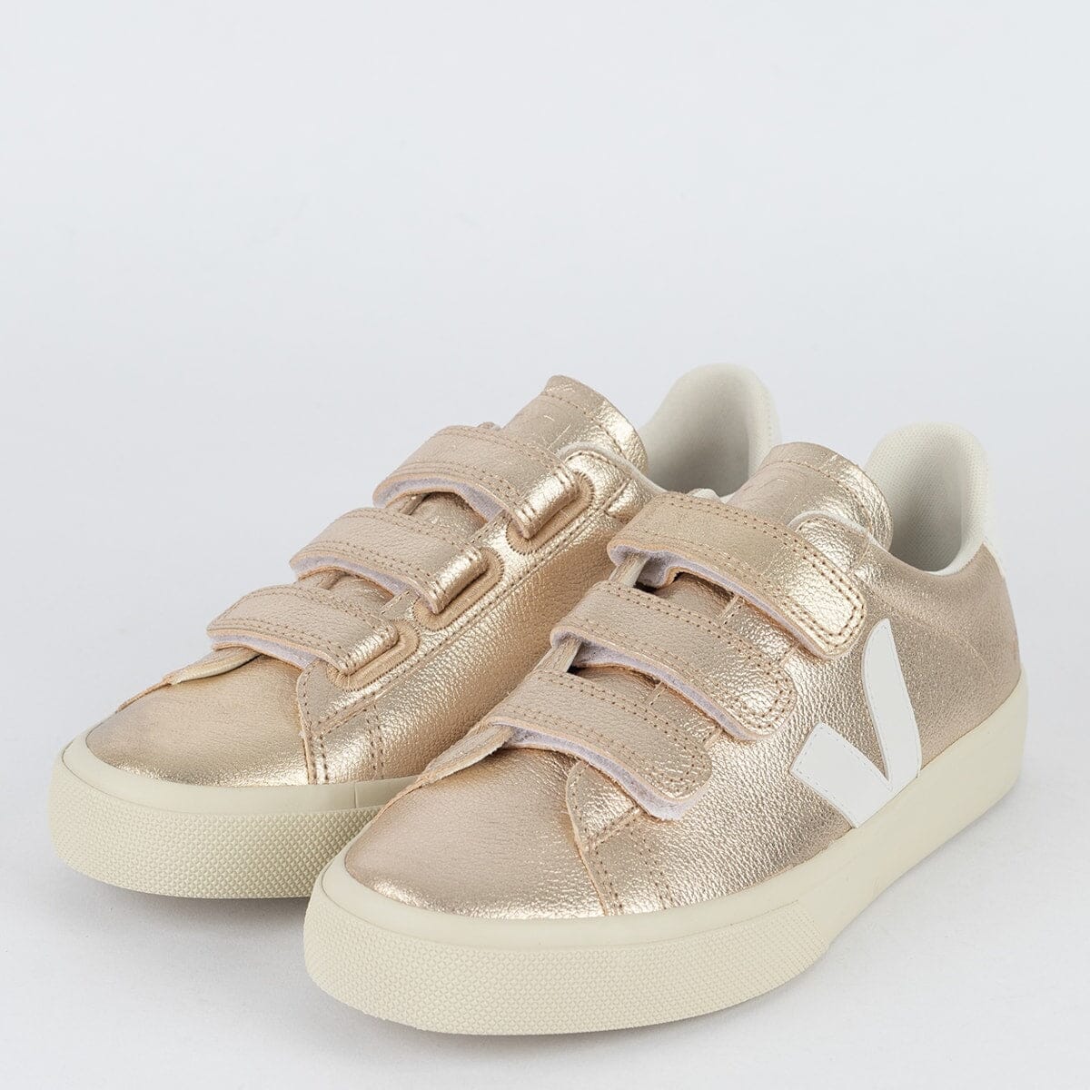 Zapatos Veja con logotipo de Chromefree en piel platino y blanco