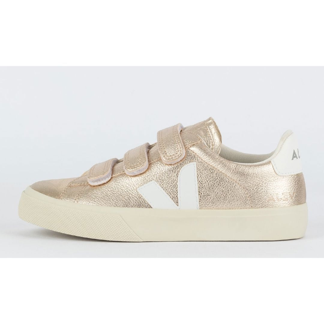 Zapatos Veja con logotipo de Chromefree en piel platino y blanco