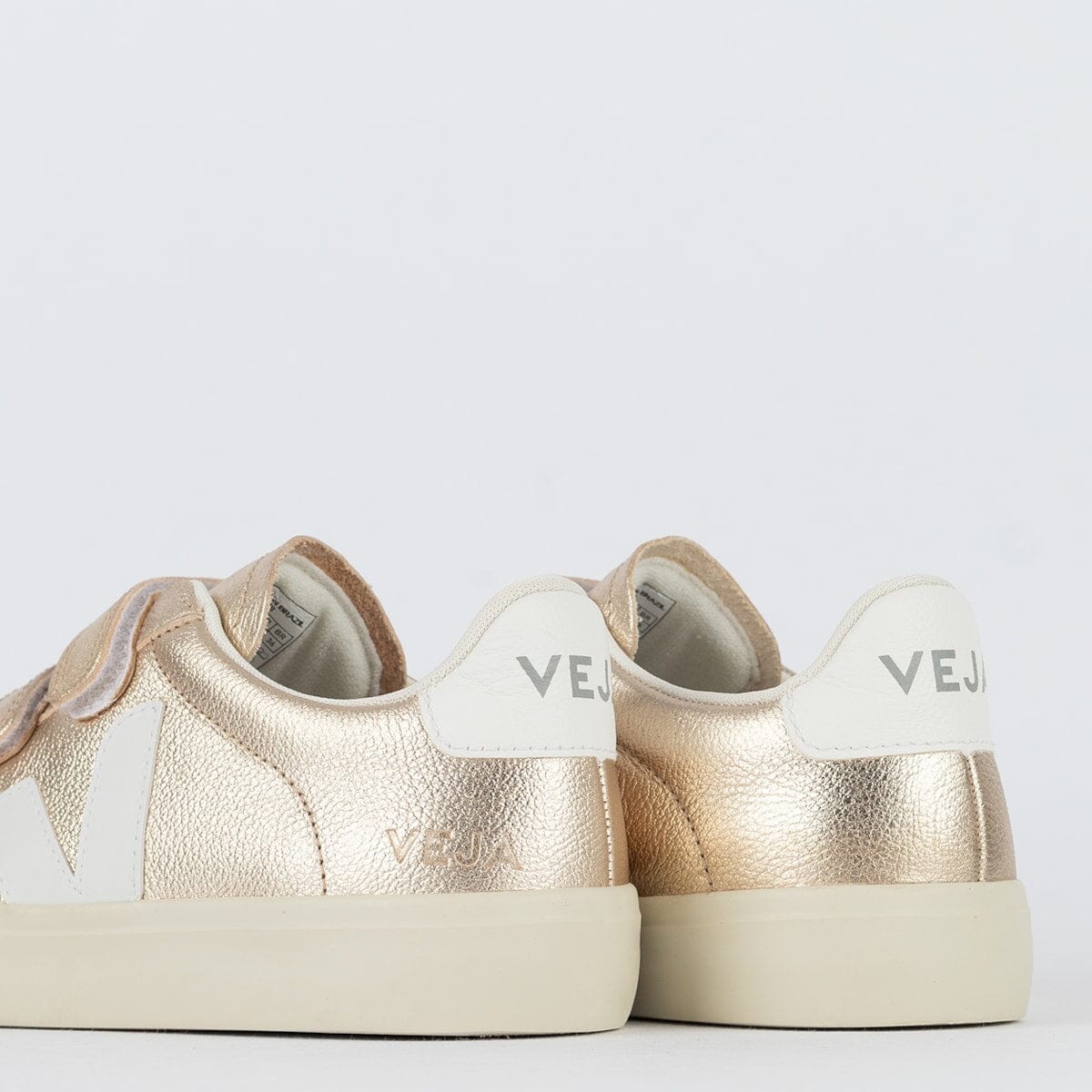 Zapatos Veja con logotipo de Chromefree en piel platino y blanco