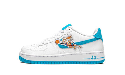 Liebre de Space Jam baja del Air Force 1