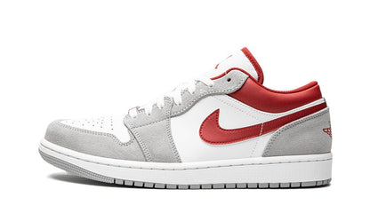 Jordan 1 Low SE Gris ahumado claro Rojo gimnasio 