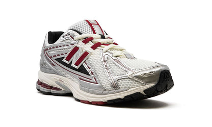New Balance 1906R "Plata/Carmesí"