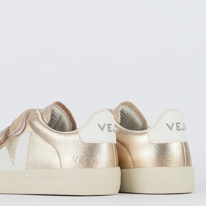 Zapatos Veja con logotipo de Chromefree en piel platino y blanco 